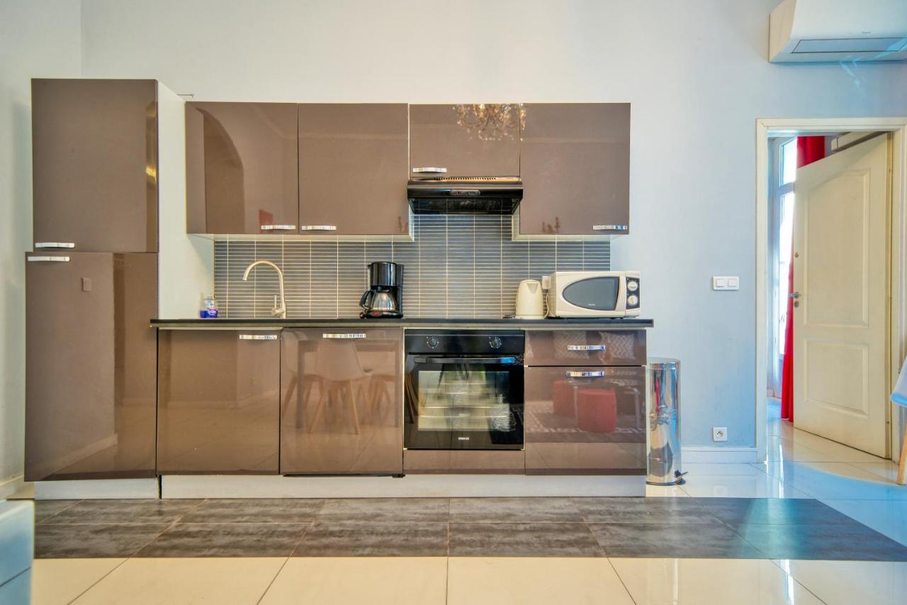Lusso 5 Beds Central Apartment Niza Exterior foto